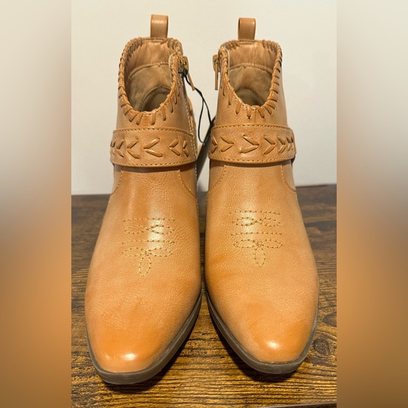 Frye and Co. Women’s Light Tan Palma Stacked Heel Booties NWT Various Sizes - Picture 8 of 8